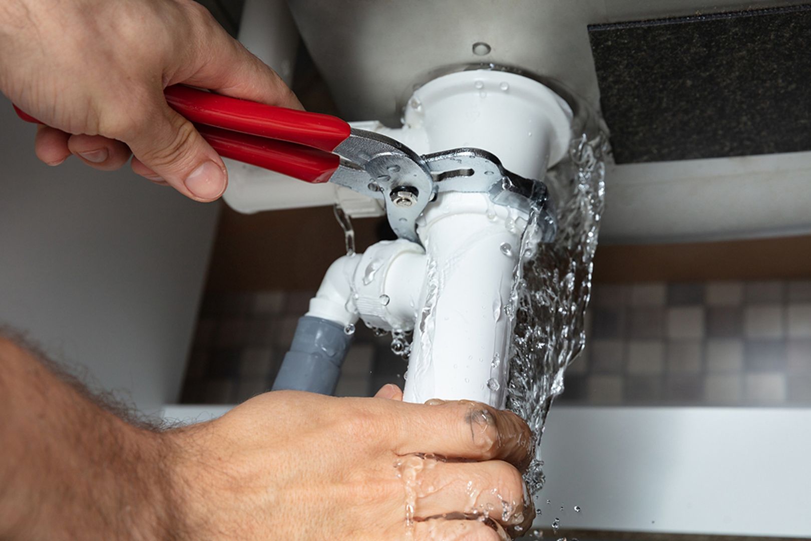 Como economizar agua com reparos hidraulicos